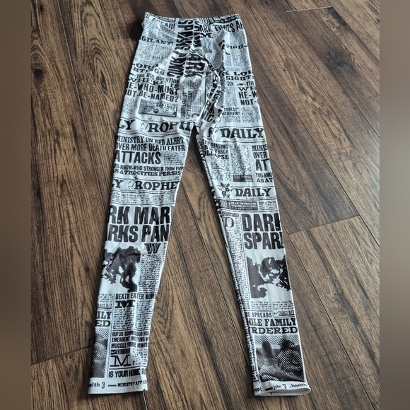 Blackmilk Daily Prophet Harry Potter leggings size small - Picture 3 of 4
